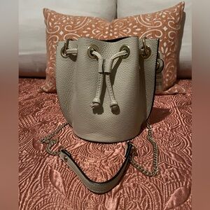 BRAND NEW-DV DIVA’s Leather Bucket Bag